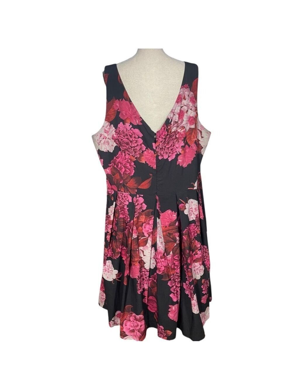 City Chic Sleeveless Floral Dress - Picture 4 of 4